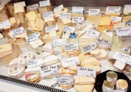 Frischer Biokäse in unserer Käsetheke