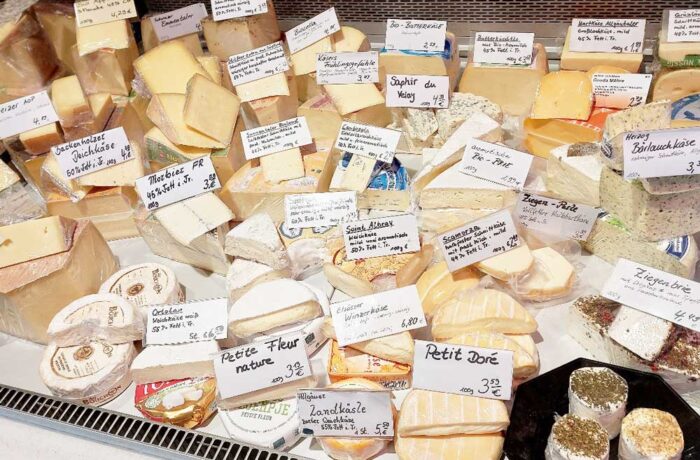 Frischer Biokäse in unserer Käsetheke